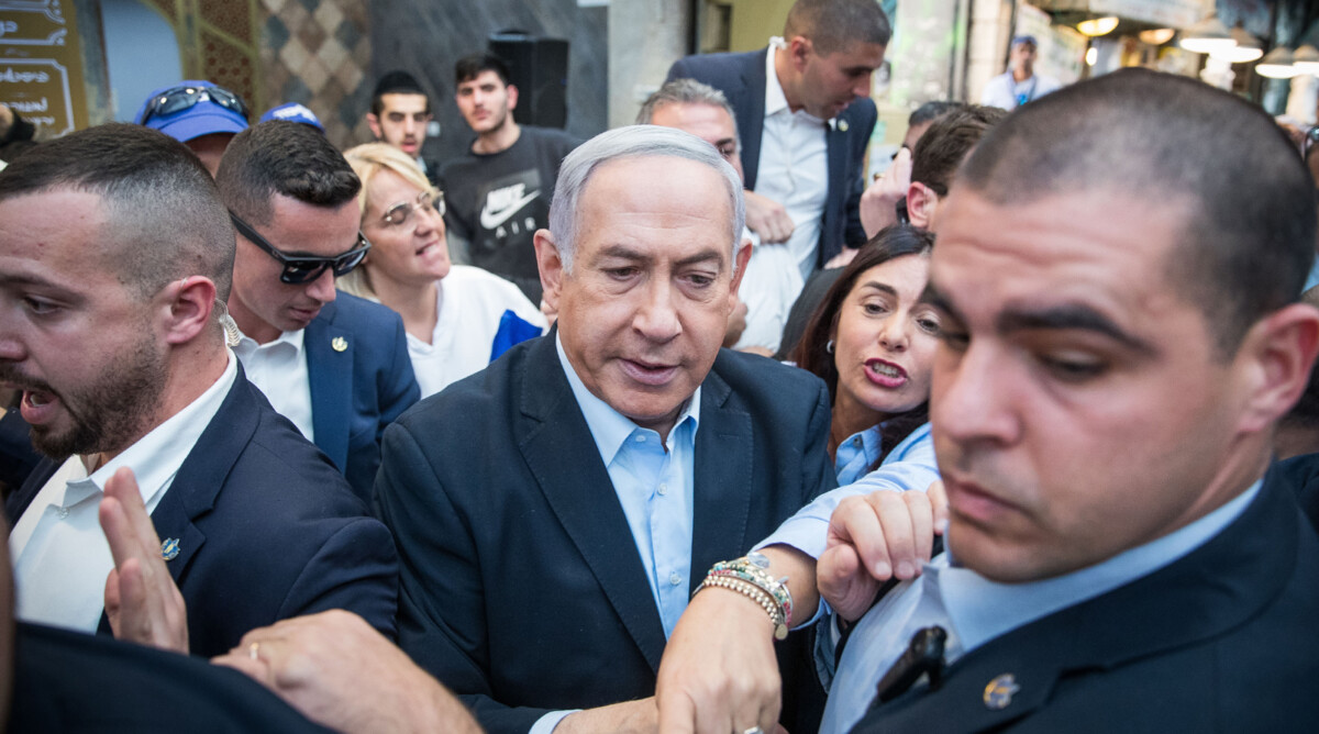 ראש הממשלה בנימין נתניהו מוקף מאבטחים בסיור בחירות, היום בשוק מחנה-יהודה בירושלים (צילום: יונתן זינדל)