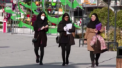 איראניות עם מסכות נגד נגיף הקורונה (צילום מסך: רויטרס/CNN)