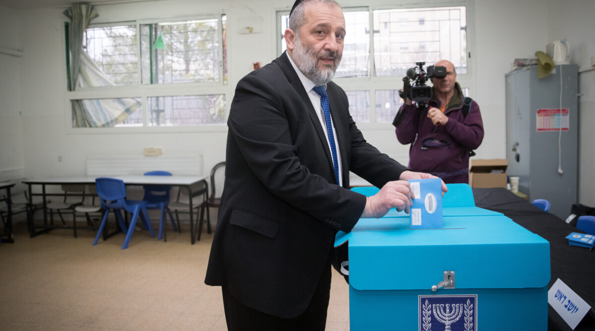 השר אריה דרעי מצביע בבחירות לכנסת בקלפי בירושלים, 2.3.2020 (צילום: יונתן זינדל)