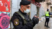 שוטר פלסטיני חובש מסכה בבית לחם (צילום: ויסאם השלמון)