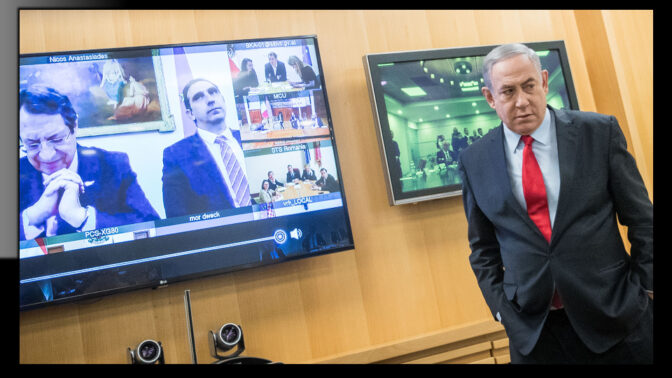 ראש ממשלת ישראל, בנימין נתניהו, במהלך שיחת ועידה עם מנהיגים אירופים בעניין משבר הקורונה. 9.3.2020 (צילום מקורי: יונתן זינדל; עיבוד: "העין השביעית")