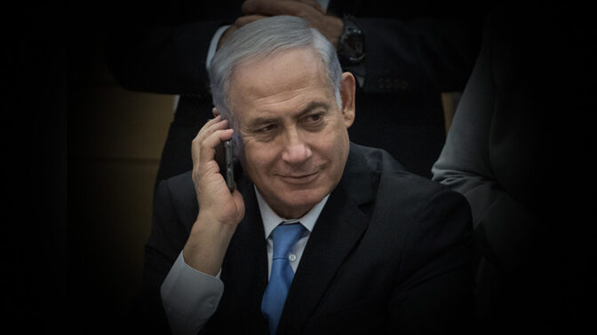ראש הממשלה בנימין נתניהו משוחח בטלפון נייד (צילום:פלאש 90)