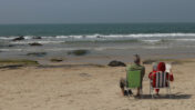 זוג ישראלי יושב בחוף מול קו האופק, השבוע (צילום: יעקב לדרמן)