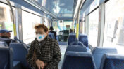 אנשים חובשים מסכות כהגנה מפני נגיף הקורונה, 17.3.2020 (צילום: יוסי זמיר)