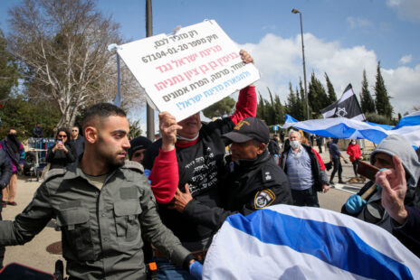 שוטרים מפנים מפגינים נגד השבתת הכנסת ע"י הממשלה הזמנית, מול הכנסת בירושלים; 19.3.20 (צילום: יונתן זינדל)