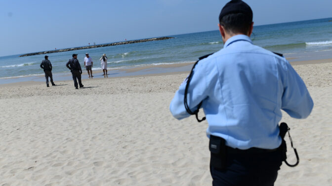 שוטרים אוכפים את הוראות הבידוד בחופי תל-אביב (צילום: תומר נויברג)