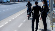 שוטרים מסיירים בטיילת תל-אביב, 28.3.2020 (צילום: אבשלום ששוני)