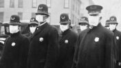 שוטרים בריטים במסכות בתקופת השפעת הספרדית, 1918 (נחלת הכלל)