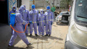 עובדי חברת האנרגיה הפלסטינית עוטים חליפות מגן בעיר רפיח, עזה, 6.4.2020 (צילום: עבד רחים ח'טיב)
