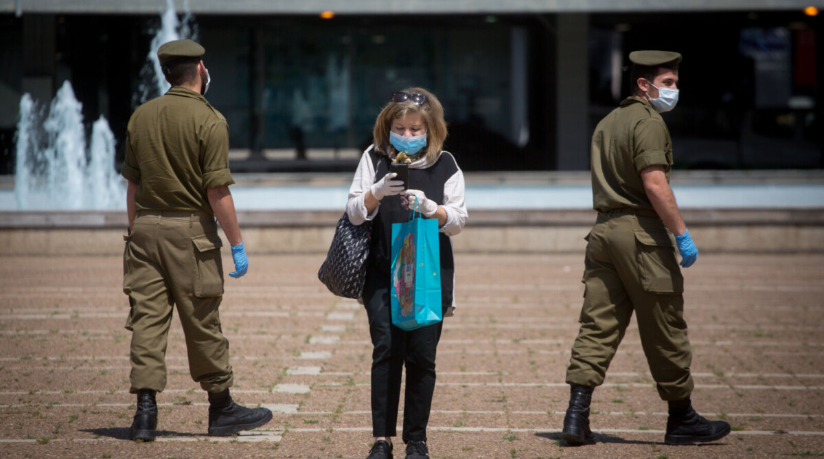צמד חיילים ואזרחית בכיכר רבין, תל-אביב, 7.4.2020 (צילום: מרים אלסטר)
