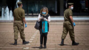 צמד חיילים ואזרחית בכיכר רבין, תל-אביב, 7.4.2020 (צילום: מרים אלסטר)