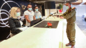 דלפק הקבלה במלון דן, ירושלים, 13.4.2020 (צילום: יוסי זמיר)