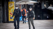 שוטרים ליד שער יפו בירושלים, 17.4.2020 (צילום: יונתן זינדל)