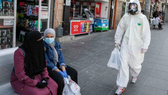 ירושלמים עורכים קניות בעודם ממוגנים ממגפת הקורונה, 27.4.2020 (צילום: אוליבייה פיטוסי)