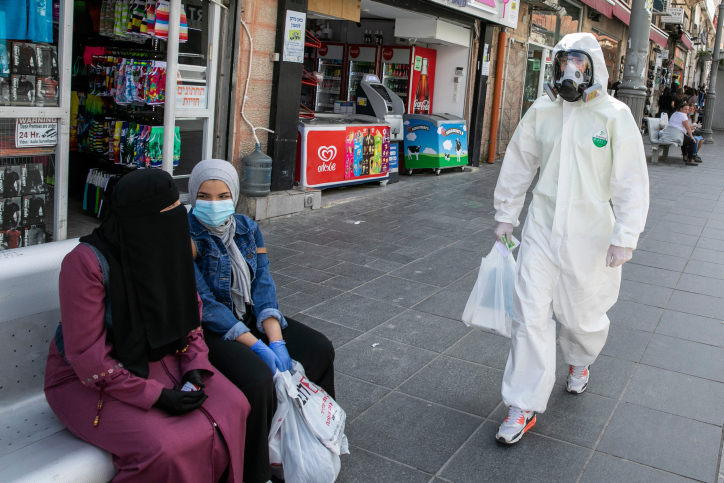 ירושלמים עורכים קניות בעודם ממוגנים ממגפת הקורונה, 27.4.2020 (צילום: אוליבייה פיטוסי)