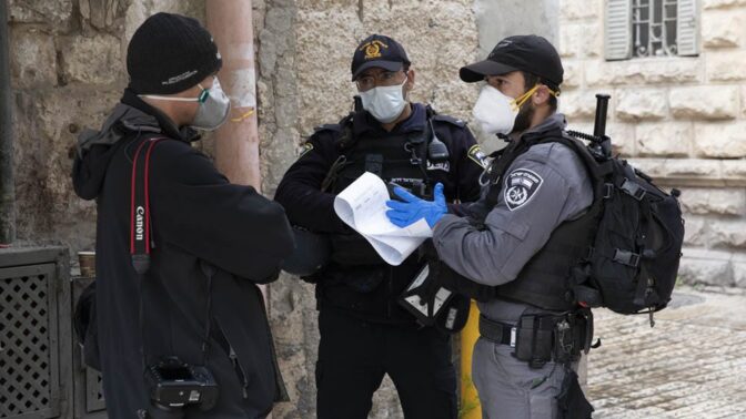 שוטרים קונסים את צלם AFP עמנואל דונאן, ירושלים העיתיקה, 10.4.2020 (צילום: אורן זיו)