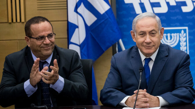 ראש הממשלה, בנימין נתניהו, עם איוב קרא בעת שכיהן כשר התקשורת. הכנסת, יוני 2018 (צילום: יונתן זינדל)