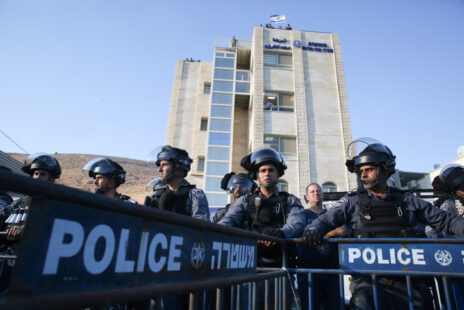 שוטרים ליד מטה המשטרה במג'דל כרום בעת הפגנה נגד מדיניות המשטרה כלפי המגזר הערבי, 3.10.19 (צילום: דויד כהן)