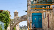 מוסלמי מתפלל לבדו תפילת שישי בחודש הרמדאן בעיר העתיקה בירושלים בזמן משבר הקורונה (צילום: אוליבייה פיטוסי)