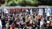 הפגנת "הדגלים השחורים" נגד בנימין נתניהו מחוץ למעון ראש הממשלה בירושלים, 24.5.2020 (צילום: אוליבייה פיטוסי)