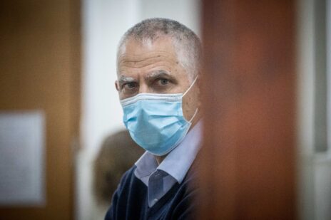 ארנון (נוני) מוזס, בעל השליטה בקבוצת "ידיעות אחרונות", באולם בית-המשפט המחוזי בירושלים עם פתיחת משפט "תיק 2000". 24.5.2020 (צילום: יונתן זינדל) ארנון (נוני) מוזס, בעל השליטה בקבוצת "ידיעות אחרונות", באולם בית-המשפט המחוזי בירושלים עם פתיחת משפט "תיק 2000". 24.5.2020 (צילום: יונתן זינדל)