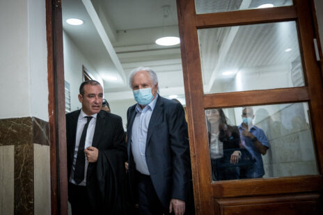 שאול אלוביץ' בבית-המשפט המחוזי בירושלים, בשולי הדיון הראשון במשפט "תיק 4000". לצדו: עורך-דינו ז'ק חן. 24.5.2020 (צילום: יונתן זינדל)