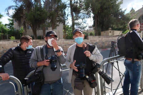צלמים ממתינים ליוצאים מבית-המשפט המחוזי בירושלים, 24.5.2020 (צילום: אורן פרסיקו)