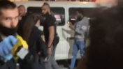 שוטר מאיים על מבקשי מקלט (צילום מסך: זיזו אבו אלהוא)