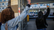 חברים ובני משפחתו של סלומון טקה מפגינים מול ביהמ"ש המחוזי בירושלים, נובמבר 2019 (צילום: פלאש 90)
