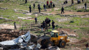 דחפור ישראלי הורס מבנה בחווה ליד היישוב הפלסטיני יטא, 27.2.2020 (צילום: ויסאם השלמון)
