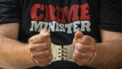 מפגין נגד נתניהו, הלובש חולצת Crime Minister, מובא להארכת מעצרו, 15.7.2020 (צילום: אוליבייה פיטוסי)