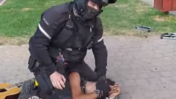 שוטר רוכן על אזרח (צילום מסך: דוד וולך)