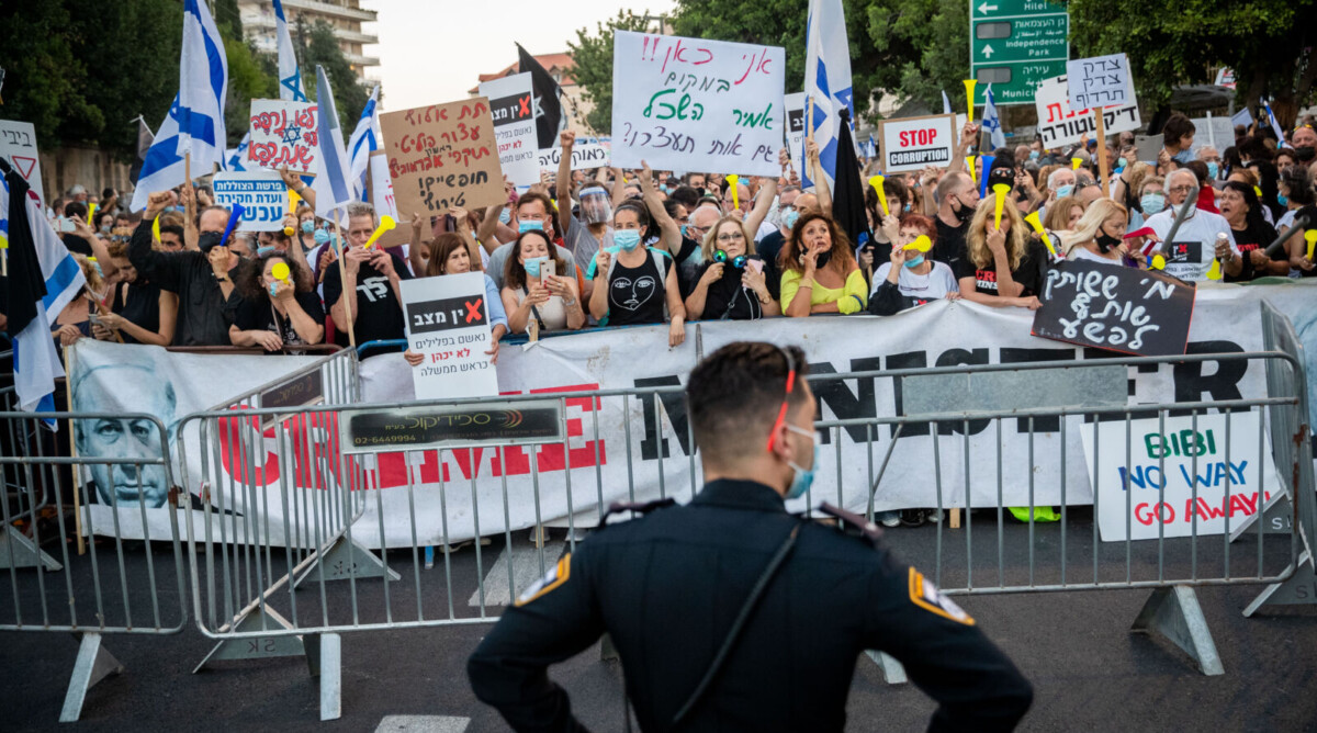 הפגנת מחאה נגד ראש הממשלה, בנימין נתניהו, מחוץ למעון הרשמי בירושלים. 27.6.2020 (צילום: יונתן זינדל)