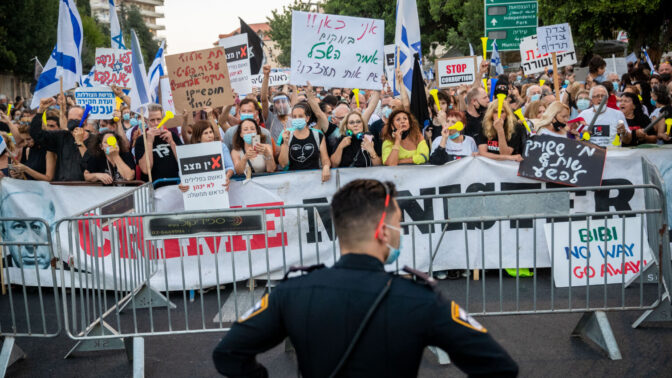 הפגנת מחאה נגד ראש הממשלה, בנימין נתניהו, מחוץ למעון הרשמי בירושלים. 27.6.2020 (צילום: יונתן זינדל)