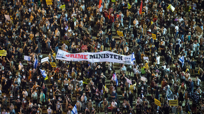 שלט "crime minister" בהפגנת העצמאים נגד ממשלת נתניהו, 117.20, כיכר רבין בתל-אביב (צילום: מרים אלסטר)