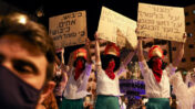 שלטים נגד הכיבוש בהפגנה נגד נתניהו, 25.7.20 (צילום: אוליבייה פיטוסי)