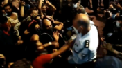 שוטר תופס מפגינה (צילום מסך: בובו הקיסר העירום, סגול השיער, @thehoneybibi)