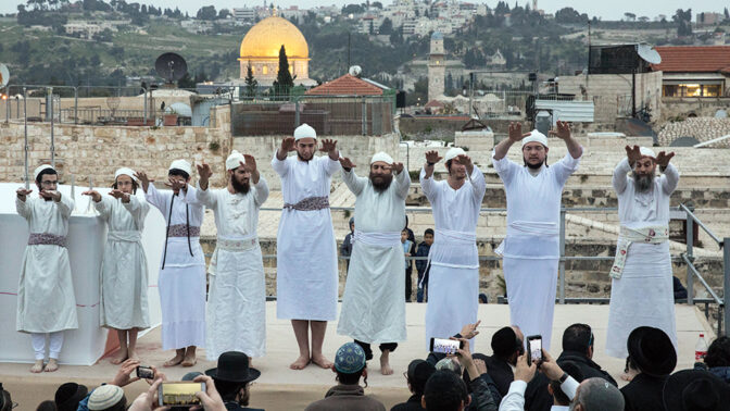 יהודים מבצעים את טקס קורבן הפסח בירושלים, אפריל 2019 (צילום: נעם ריבקין-פנטון)