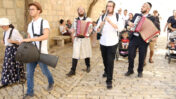יהודים דתיים מנגנים מוזיקה כלייזמרית בירושלים, 2019 (צילום: שרה קלאט)