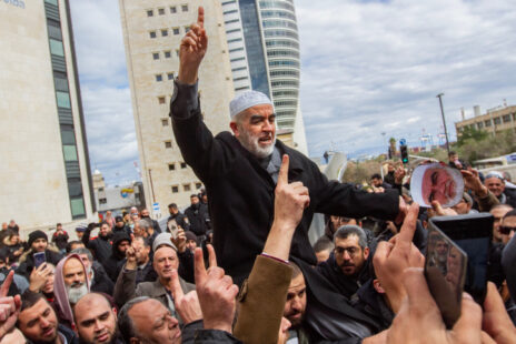 ראאד סלאח נישא על כפי אוהדיו מחוץ לבית-המשפט בחיפה, פברואר 2020 (צילום: פלאש 90)