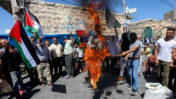 פלסטינים מפגינים נגד ההסכם בין ישראל לאיחוד האמירויות, חברון, 14.8.20 (צילום: ויסאם השלמון)