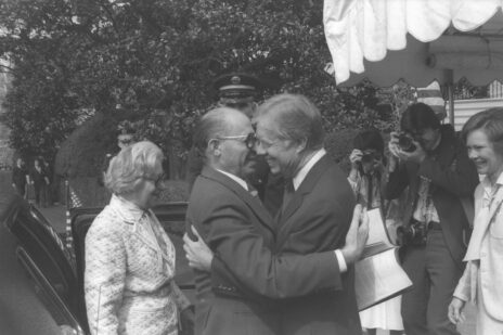 נשיא ארה"ב ג'ימי קרטר מחבק את רה"מ מנחם בגין עם הגיעו לבית הלבן. וושינגטון, 15.4.1980 (צילום: משה מילנר, לע"מ)