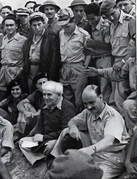 בן-גוריון והרמטכ"ל יגאל ידין בפגישה עם חיילים (צילום: לע"מ)