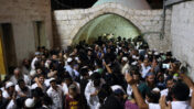 יהודים ליד קבר יוסף, 2013 (צילום: יעקב נחומי)