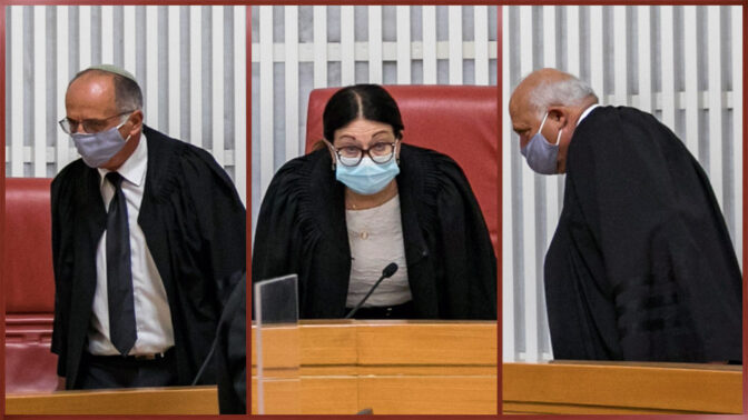 השופטים אסתר חיות, נעם סולברג (משמאל) וג'ורג' קרא נכנסים לאולם בית-המשפט העליון לדיון בעתירת זוג הנאשמים אלוביץ' נגד הדלפות לתקשורת, 14.9.2020 (צילום: אוליבייה פיטוסי)