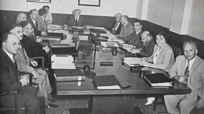 שרי הממשלה הראשונה בראשות דוד בן-גוריון בישיבתם השבועית, 1950 (צילום: לע"מ)