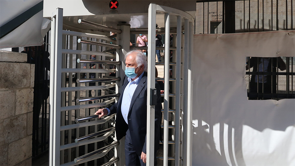 שאול אלוביץ' יוצא מבית-המשפט המחוזי, 24.5.2020 (צילום: אורן פרסיקו)
