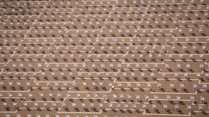 כיסאות פלסטיק בכיכר רבין, כל אחד מייצג אדם שמת מקורונה, 7.9.2020 (צילום: מרים אלסטר)