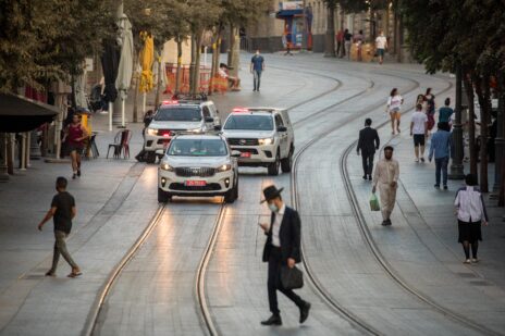 ירושלמים וניידות משטרה ברחוב יפו, 24.9.2020 (צילום: יונתן זינדל)