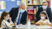 ראש ממשלת ישראל, בנימין נתניהו, משוחח עם תלמידות לרגל פתיחת שנת הלימודים (צילום מקורי: מארק ישראל סלם; עיבוד: "העין השביעית")